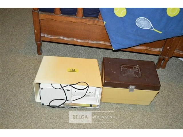 Naaimachine köln en kistje naaimaterialen - afbeelding 1 van  4