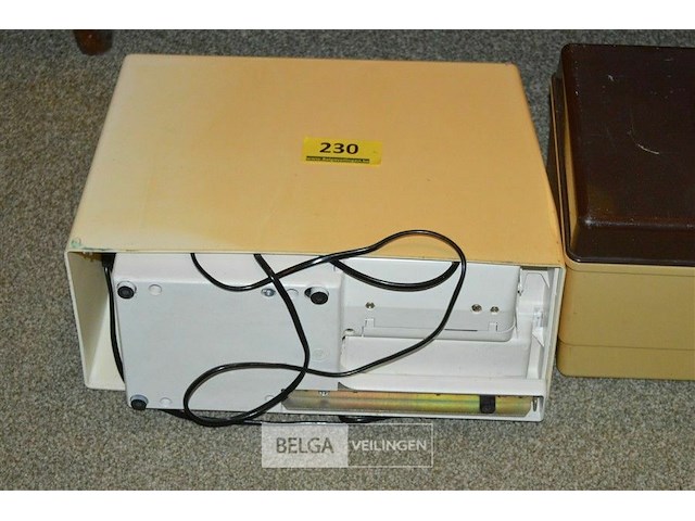 Naaimachine köln en kistje naaimaterialen - afbeelding 2 van  4