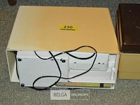 Naaimachine köln en kistje naaimaterialen - afbeelding 2 van  4