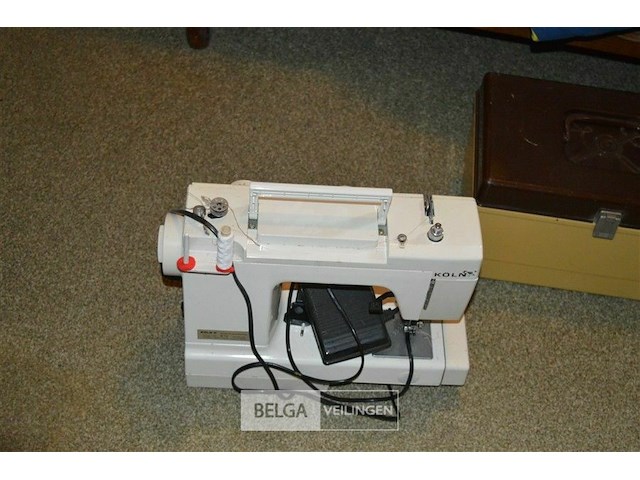 Naaimachine köln en kistje naaimaterialen - afbeelding 3 van  4