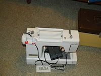 Naaimachine köln en kistje naaimaterialen - afbeelding 3 van  4