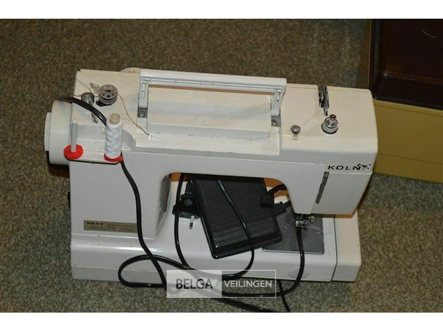 Naaimachine köln en kistje naaimaterialen - afbeelding 4 van  4