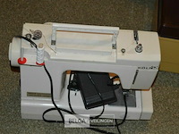 Naaimachine köln en kistje naaimaterialen - afbeelding 4 van  4