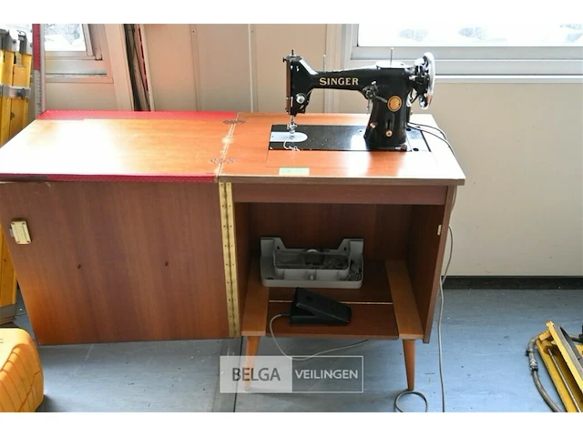 Naaimachine met meubel - afbeelding 1 van  2