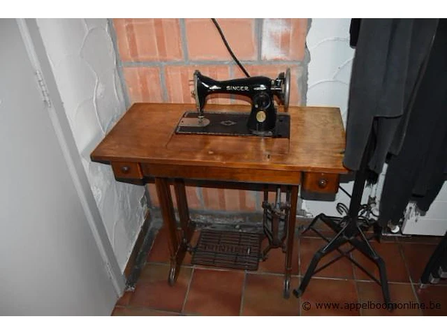 Naaimachine op tafel singer - afbeelding 1 van  2