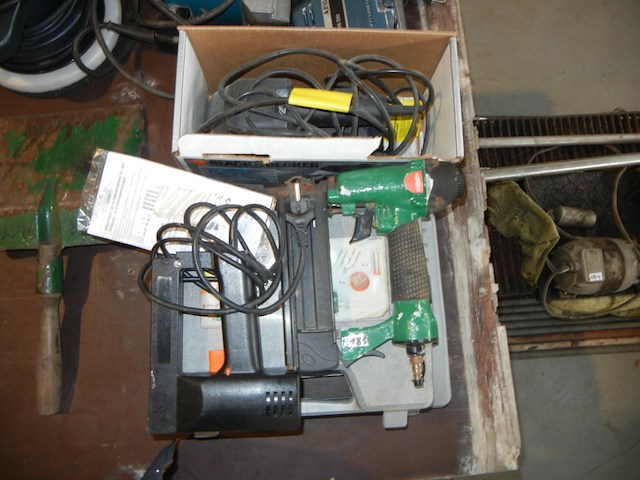 Nagelschieter op luchtdruk 2 maal 1 op elektrisch 1 soldeerbout - afbeelding 2 van  2