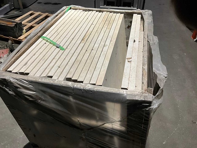 Natuursteen beige ca 10,26 m2 - afbeelding 1 van  5