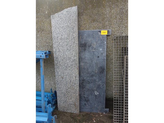 Natuursteen (blauwsteen 0,50 x 1,23m en graniet 0,35 x 1,45m) - afbeelding 1 van  1