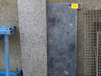 Natuursteen (blauwsteen 0,50 x 1,23m en graniet 0,35 x 1,45m) - afbeelding 1 van  1