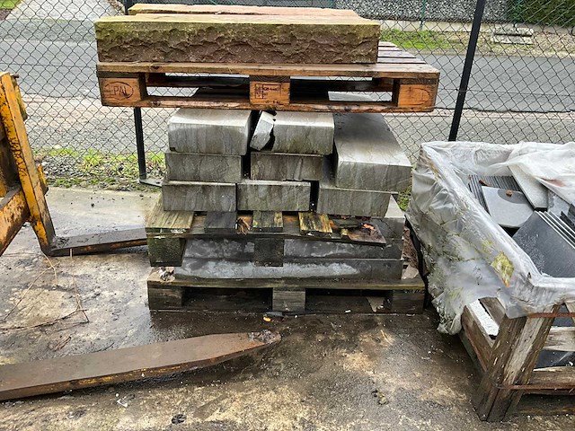 Natuursteen boordsteen 3 pallet - afbeelding 1 van  6