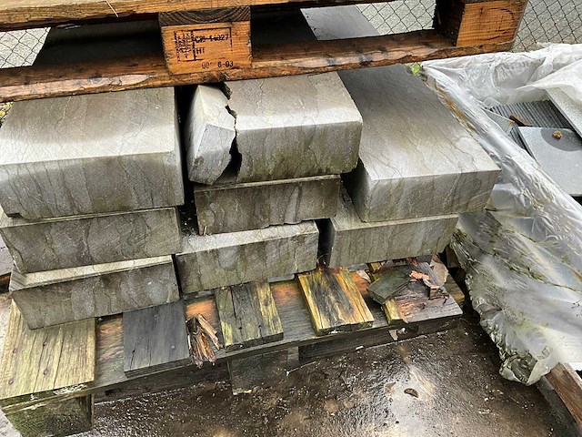 Natuursteen boordsteen 3 pallet - afbeelding 3 van  6