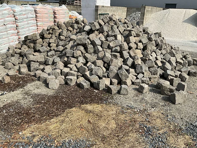 Natuursteen kasseien +/- 70m2 - afbeelding 1 van  5