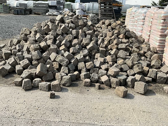 Natuursteen kasseien +/- 70m2 - afbeelding 4 van  5