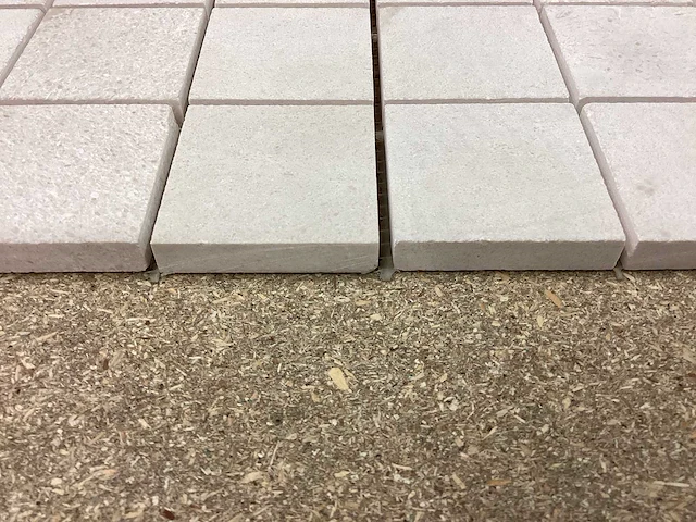 Natuursteen limestone beige 5x5 cm mozaïektegel 30x30 cm 70 stuks - afbeelding 6 van  7