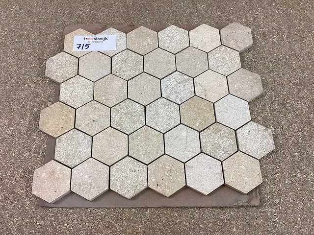 Natuursteen limestone beige mix hexagon 5x5 cm mozaïektegel 30x30 cm 19 stuks - afbeelding 1 van  7