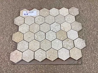 Natuursteen limestone beige mix hexagon 5x5 cm mozaïektegel 30x30 cm 19 stuks - afbeelding 1 van  7