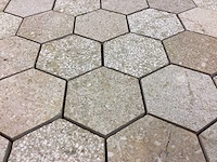 Natuursteen limestone beige mix hexagon 5x5 cm mozaïektegel 30x30 cm 19 stuks - afbeelding 3 van  7