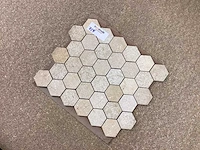 Natuursteen limestone beige mix hexagon 5x5 cm mozaïektegel 30x30 cm 19 stuks - afbeelding 6 van  7