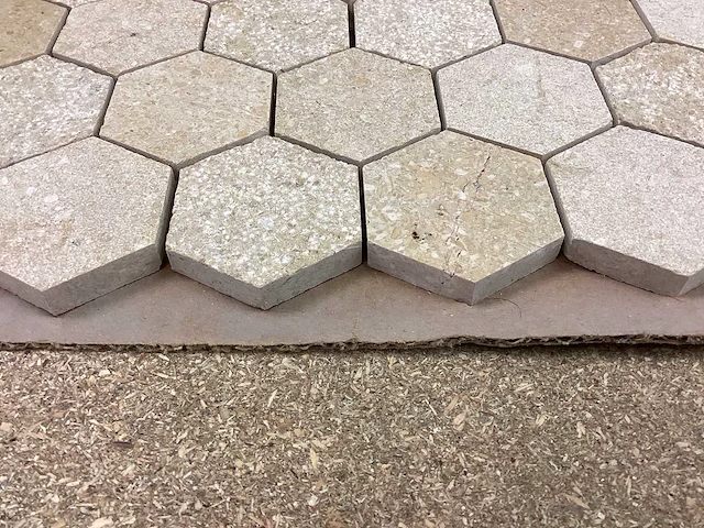 Natuursteen limestone beige mix hexagon 5x5 cm mozaïektegel 30x30 cm 19 stuks - afbeelding 7 van  7