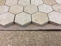 Natuursteen limestone beige mix hexagon 5x5 cm mozaïektegel 30x30 cm 19 stuks - afbeelding 7 van  7