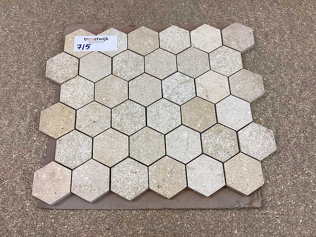 Natuursteen limestone beige mix hexagon 5x5 cm mozaïektegel 30x30 cm 19 stuks - afbeelding 1 van  7