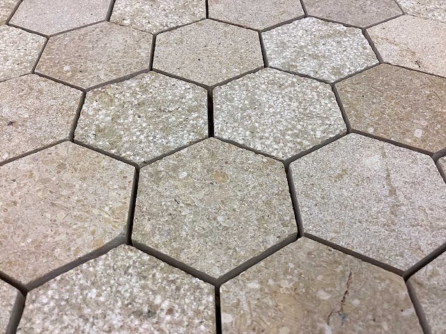 Natuursteen limestone beige mix hexagon 5x5 cm mozaïektegel 30x30 cm 19 stuks - afbeelding 3 van  7