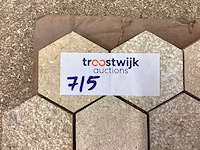 Natuursteen limestone beige mix hexagon 5x5 cm mozaïektegel 30x30 cm 19 stuks - afbeelding 4 van  7