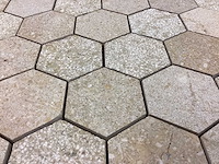 Natuursteen limestone beige mix hexagon 5x5 cm mozaïektegel 30x30 cm 19 stuks - afbeelding 3 van  7