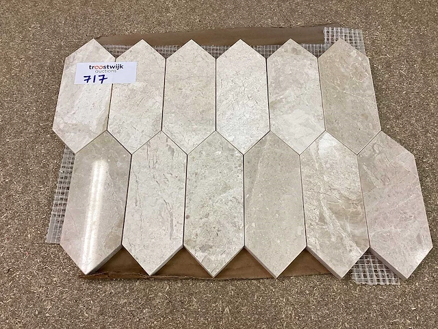 Natuursteen marmer beige zehoek mozaïektegel 38x28 cm 23 stuks - afbeelding 1 van  7