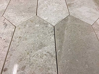 Natuursteen marmer beige zehoek mozaïektegel 38x28 cm 23 stuks - afbeelding 3 van  7