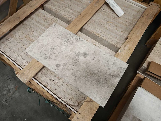 Natuursteen marmer silver gezoet 30,5x61x1,5 cm tegel 39,44 m² - afbeelding 3 van  6