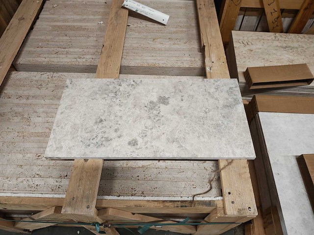 Natuursteen marmer silver gezoet 30,5x61x1,5 cm tegel 39,44 m² - afbeelding 2 van  6