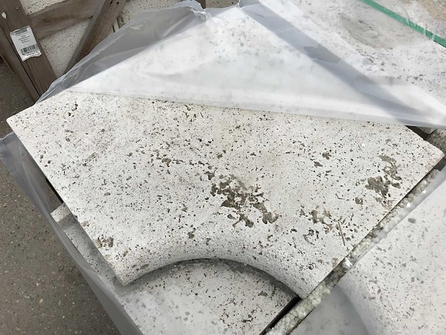 Natuursteen zwembadboordsteen hoeken 66 stuks - afbeelding 1 van  4