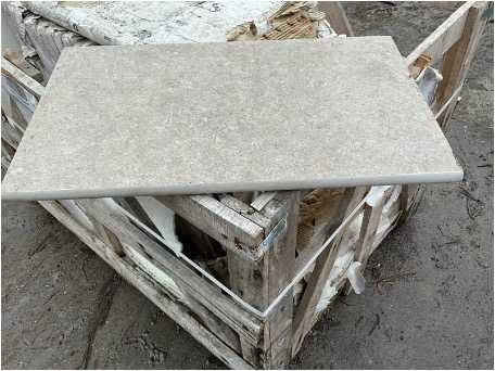 Natuursteenvoorraad en aannemersmaterieel