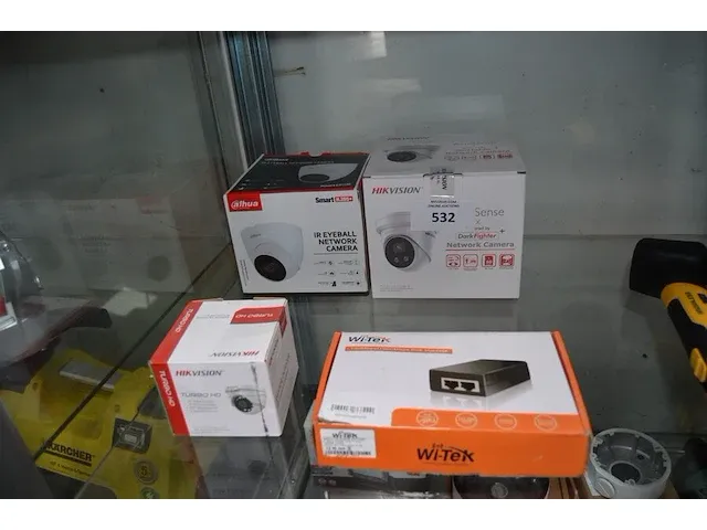 Netwerk camera alhua dh-ipc-hdw2431tp-as-s2, netwerk camera hikvision ds-2cd2346g2-1, camera hikvision turbo hd ds-2ce56dot-irmf, poe injector wi-tek wepoe55-48v-60w - afbeelding 1 van  6