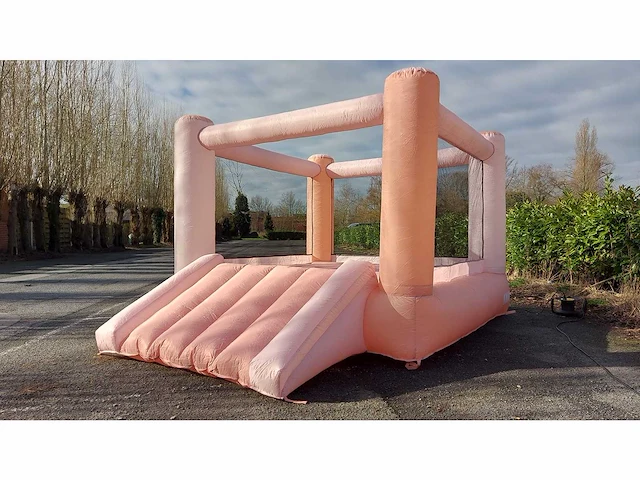 New bouncy castle - afbeelding 1 van  3