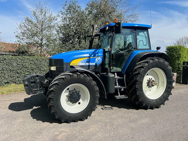 New holland - 2002 - tm175 4wd sa - vierwielaangedreven landbouwtractor - afbeelding 1 van  20