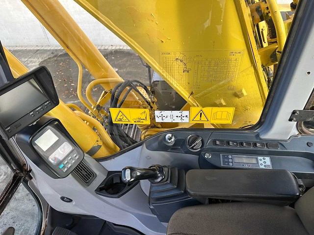 New holland - 2008 - e215b - rupsgraafmachine - afbeelding 33 van  43