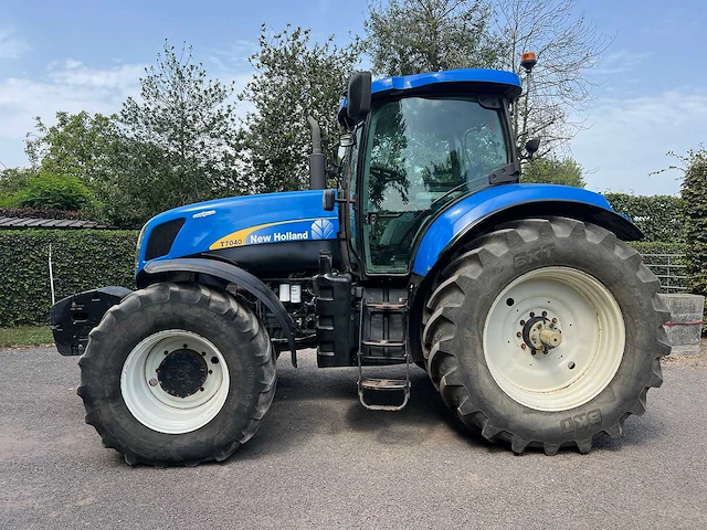 New holland - 2010 - t7040 4wd sa - vierwielaangedreven landbouwtractor - afbeelding 12 van  27