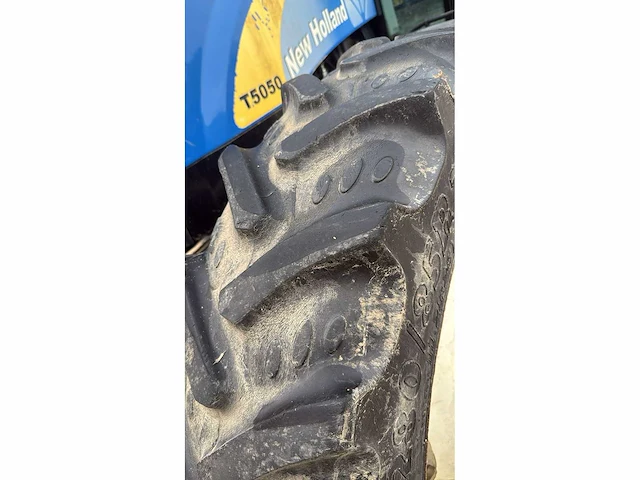 New holland - 2011 - t5050 - vierwielaangedreven landbouwtractor - afbeelding 10 van  24