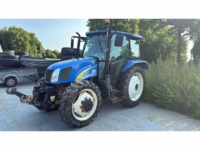 New holland - 2011 - t5050 - vierwielaangedreven landbouwtractor - afbeelding 1 van  24