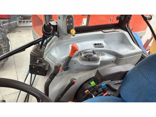 New holland - 2011 - t5050 - vierwielaangedreven landbouwtractor - afbeelding 14 van  24