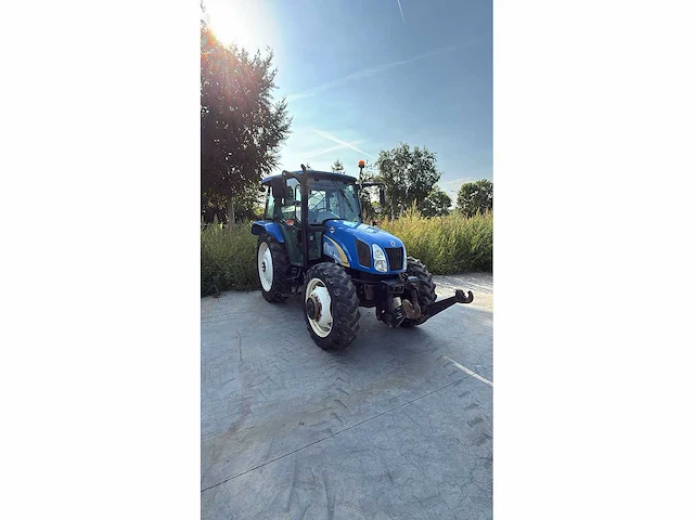 New holland - 2011 - t5050 - vierwielaangedreven landbouwtractor - afbeelding 21 van  24