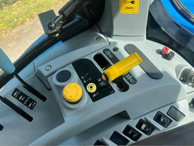 New holland - 2013 - t7.200 - vierwielaangedreven landbouwtractor - afbeelding 19 van  19