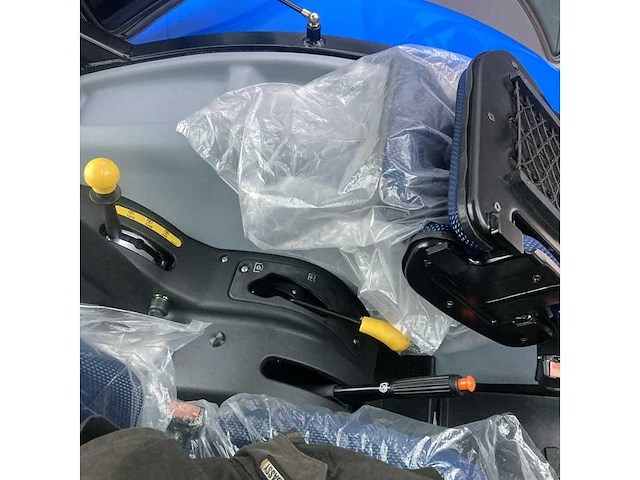 New holland - 2023 - t5.90s - vierwielaangedreven landbouwtractor - afbeelding 16 van  34