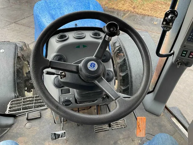 New holland tg 230 vierwielaangedreven landbouwtractor - afbeelding 7 van  28