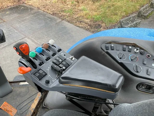 New holland tg 230 vierwielaangedreven landbouwtractor - afbeelding 8 van  28