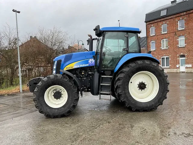 New holland tg 230 vierwielaangedreven landbouwtractor - afbeelding 12 van  28