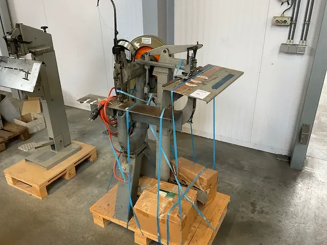 Nietmachines (2x) - afbeelding 1 van  8