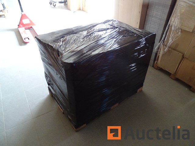 Nieuw schoonmaak en pallet met schoonmaakartikelen - afbeelding 12 van  13